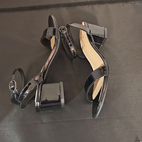 BRAND NEW FOREVER ALMOND TOE LOW BLOCK-HEEL SANDAL - Picture 6 of 16